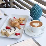 Hotel Kiss Beachfront & Restaurant
