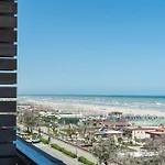 Kiss Beachfront & Restaurant Hotel