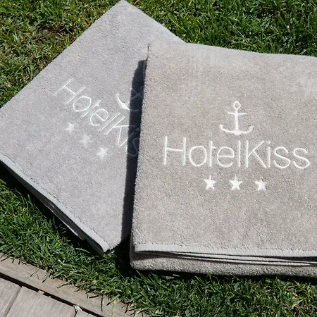 Kiss Beachfront & Restaurant 酒店 3*