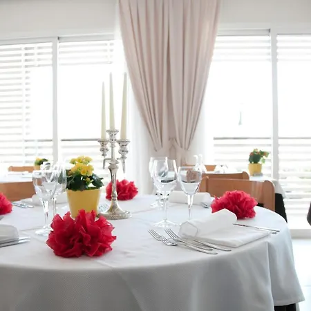 Hotel Kiss Beachfront & Restaurant 3*