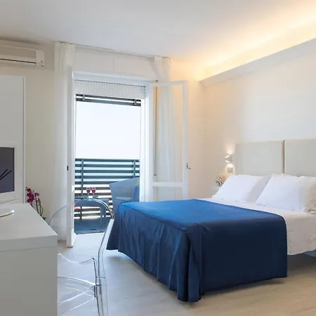 Hotel Kiss Beachfront & Restaurant 3*