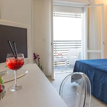 Kiss Beachfront & Restaurant 3* 체르비아