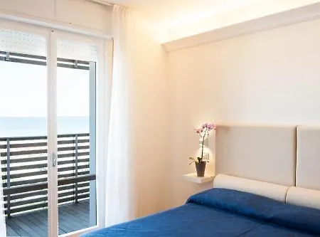 Kiss Beachfront & Restaurant فندق 3*