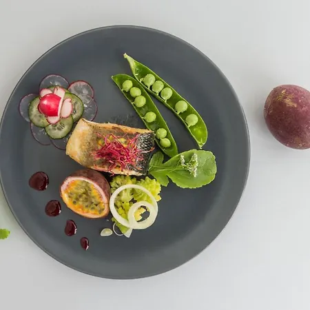 Kiss Beachfront & Restaurant 체르비아