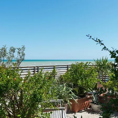 Kiss Beachfront & Restaurant ホテル チェルヴィア