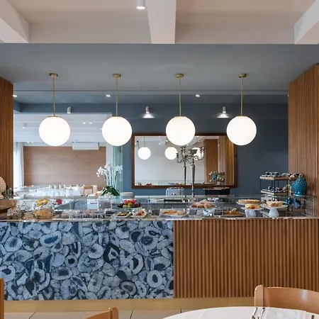 Kiss Beachfront & Restaurant 호텔 3*