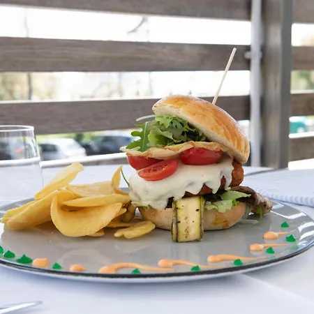 Hotel Kiss Beachfront & Restaurant 3*
