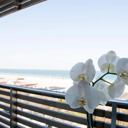 Kiss Beachfront & Restaurant