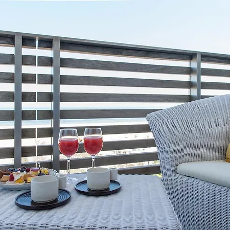 Kiss Beachfront & Restaurant فندق تّشيرفييا