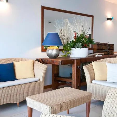 Kiss Beachfront & Restaurant Hotel 3*