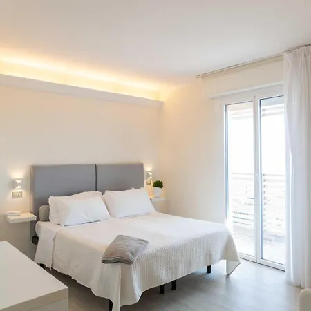 Hotel Kiss Beachfront & Restaurant