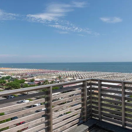 Kiss Beachfront & Restaurant Hotel 3*