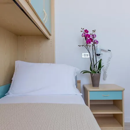Kiss Beachfront & Restaurant Hotel 3*