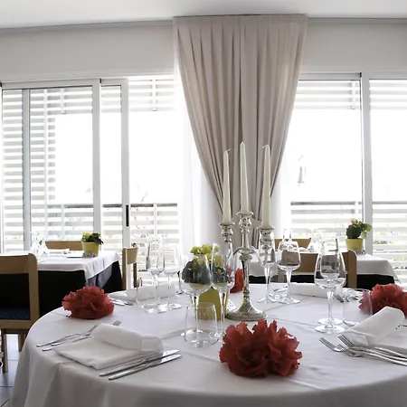 Kiss Beachfront & Restaurant 3* 체르비아