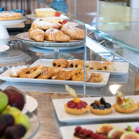 호텔 Kiss Beachfront & Restaurant 3*