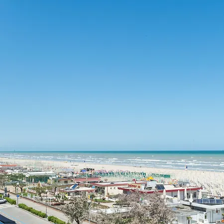 Kiss Beachfront & Restaurant 체르비아