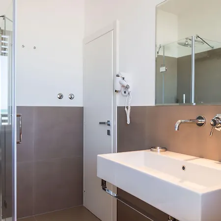 Kiss Beachfront & Restaurant Hotel 3*