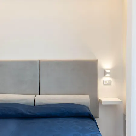 Kiss Beachfront & Restaurant 호텔 3*