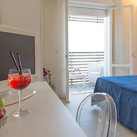 Kiss Beachfront & Restaurant Ξενοδοχείο 3*