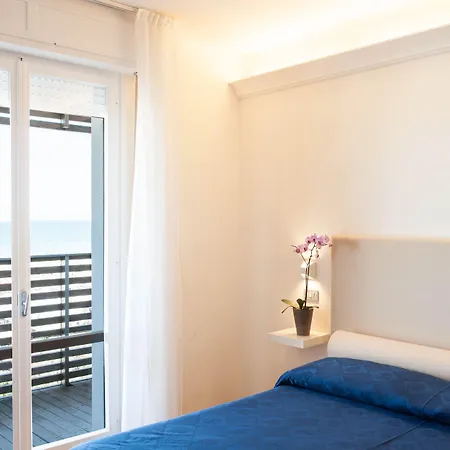 Kiss Beachfront & Restaurant Hotell 3*