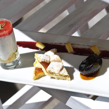 Kiss Beachfront & Restaurant 체르비아