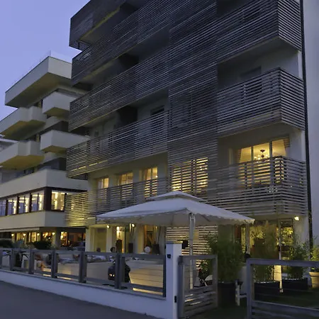 Kiss Beachfront & Restaurant