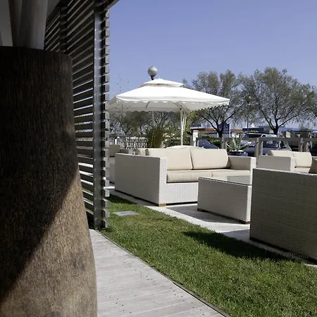 호텔 Kiss Beachfront & Restaurant 3*