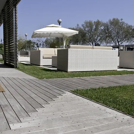 Kiss Beachfront & Restaurant 체르비아