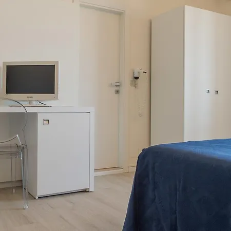 Kiss Beachfront & Restaurant 체르비아