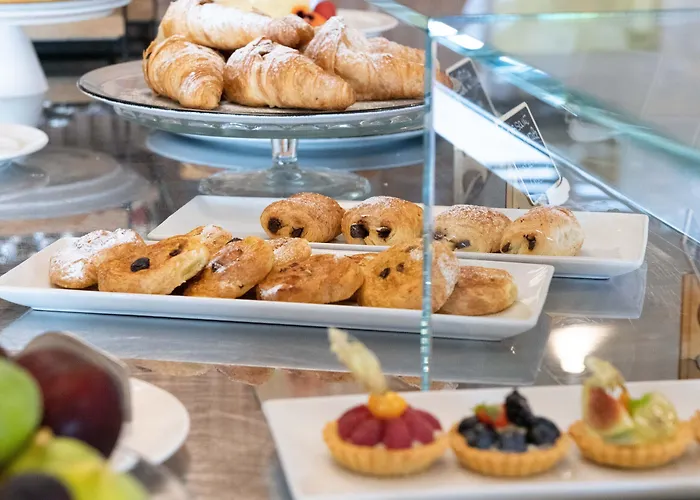 Hotel Kiss Beachfront & Restaurant 3*