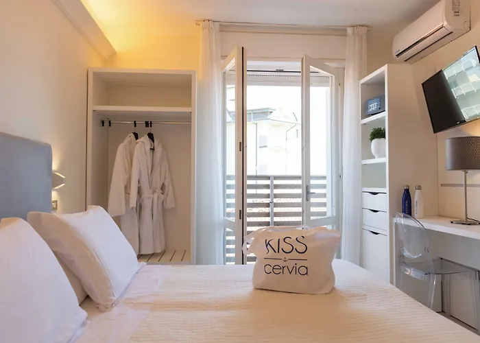 Hotel Kiss Beachfront & Restaurant 3*