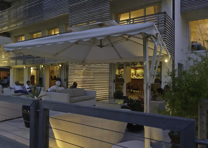 Hotel Kiss Beachfront & Restaurant